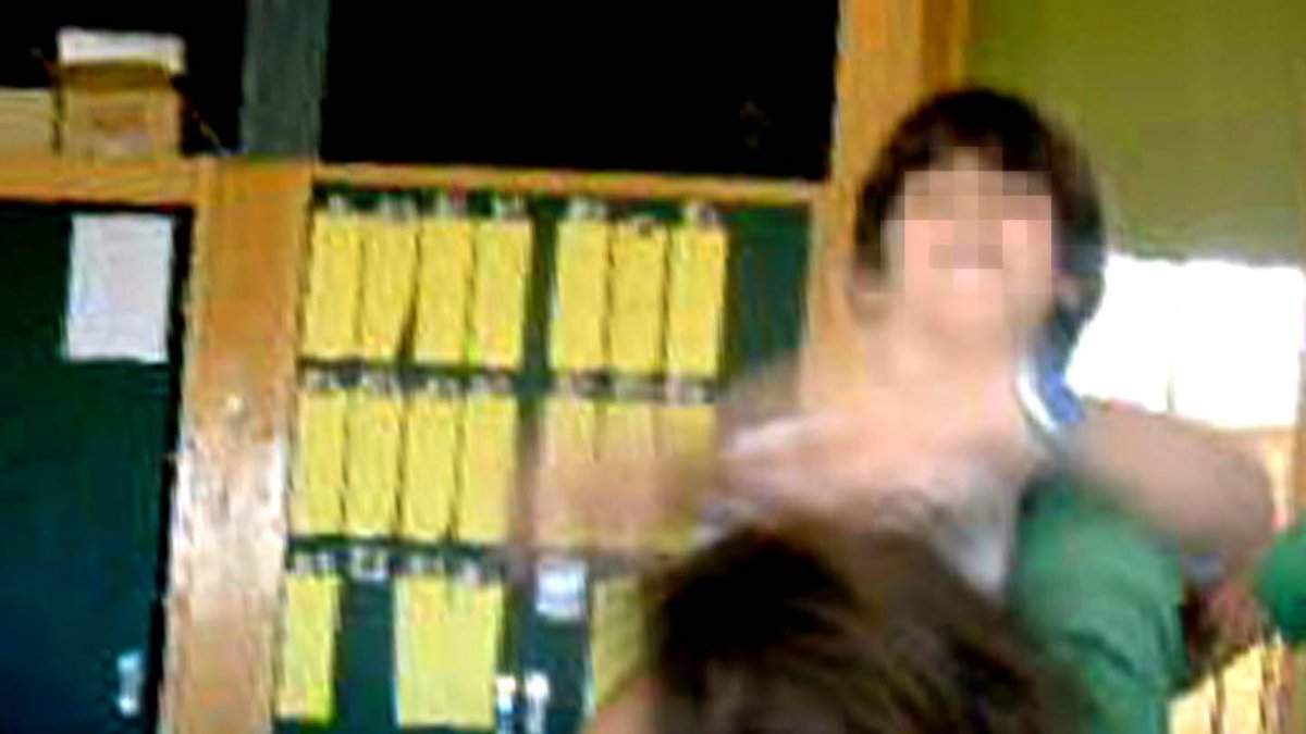 Imatge d’arxiu d’un menor suposadament agredit per un altre en un col·legi de Madrid.