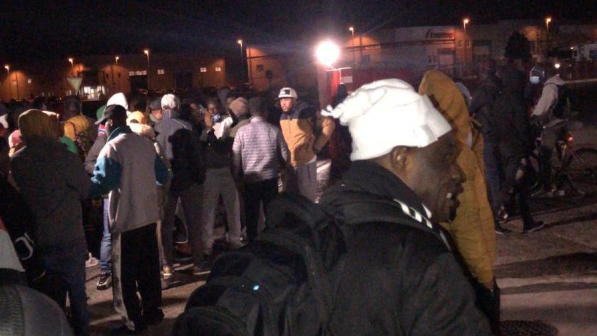 Els treballadors concentrats davant la porta de l’empresa.