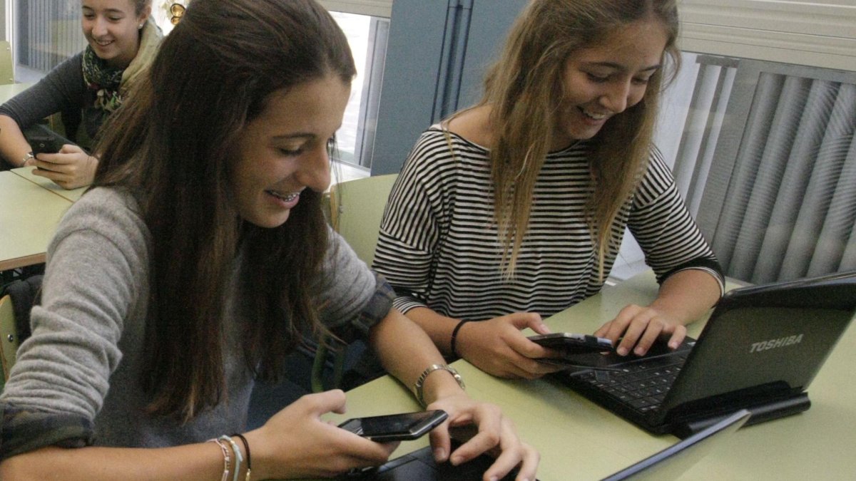 Alumnes utilitzant mòbils en una classe de tecnologia a Lleida, en una imatge d'arxiu.