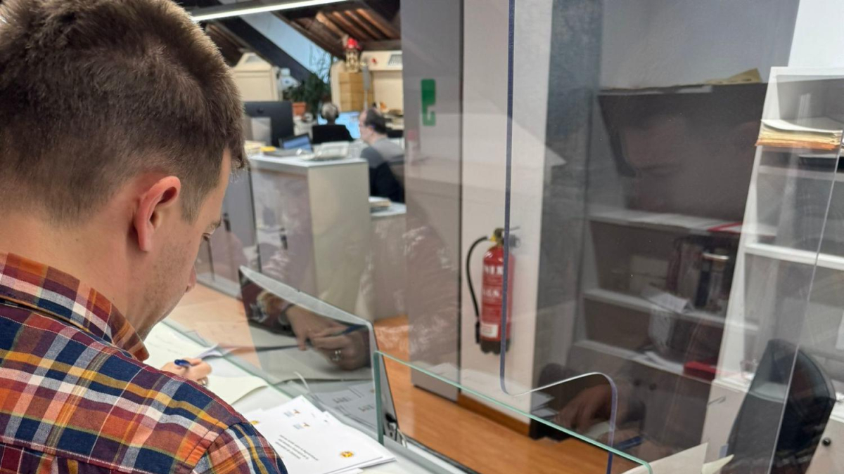 Miquel Messegue, president FBVCAT, registrant el document al Parlament.