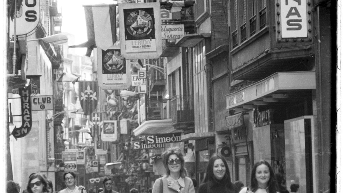 Carrer Major el 1971, en el tram de Lo Baratillo. Fons Gómez Vidal. Arxiu de l’institut d’estudis ilerdencs
