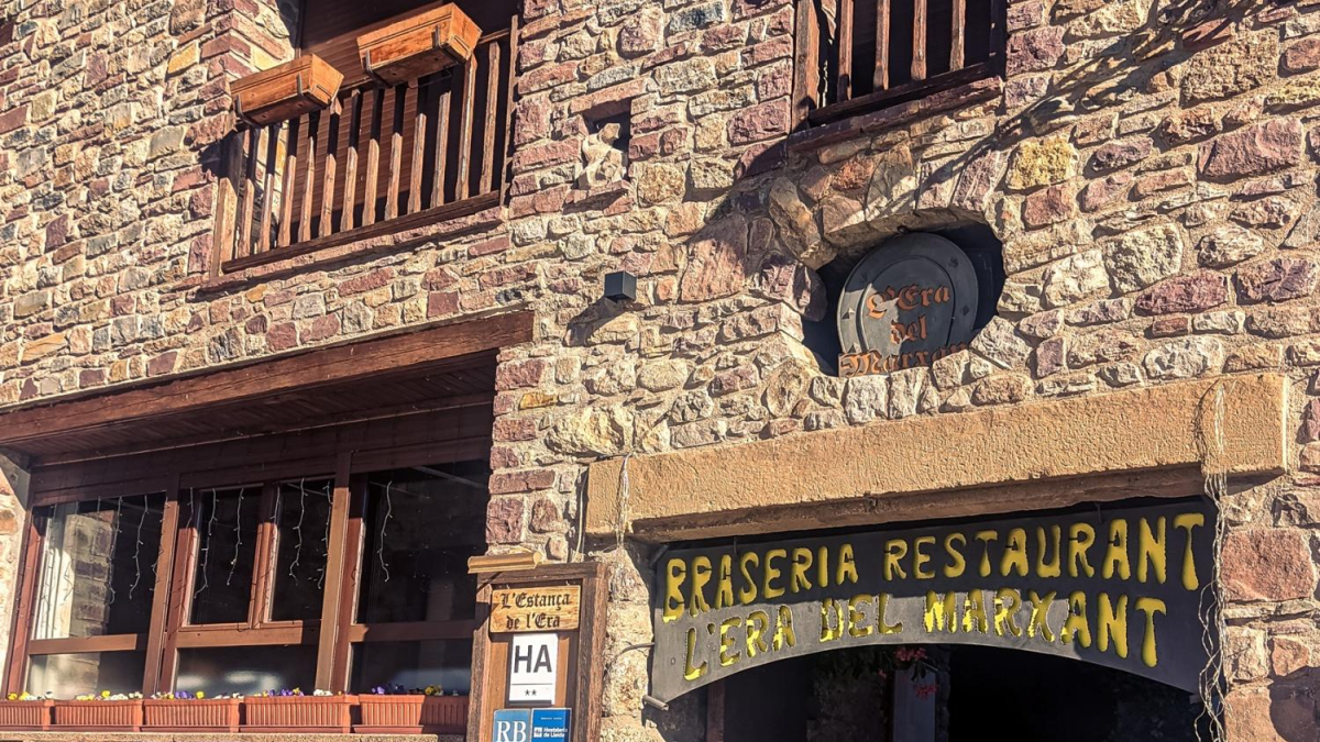 El guanyador del concurs a les portes de L’Era del Marxant.