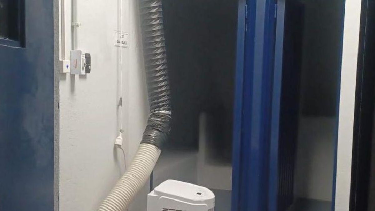 Los sindicatos denuncian que a pesar de haber aparatos de calefacción portátiles, en la zona de custodia de la comisaría no se superan los 14 grados.