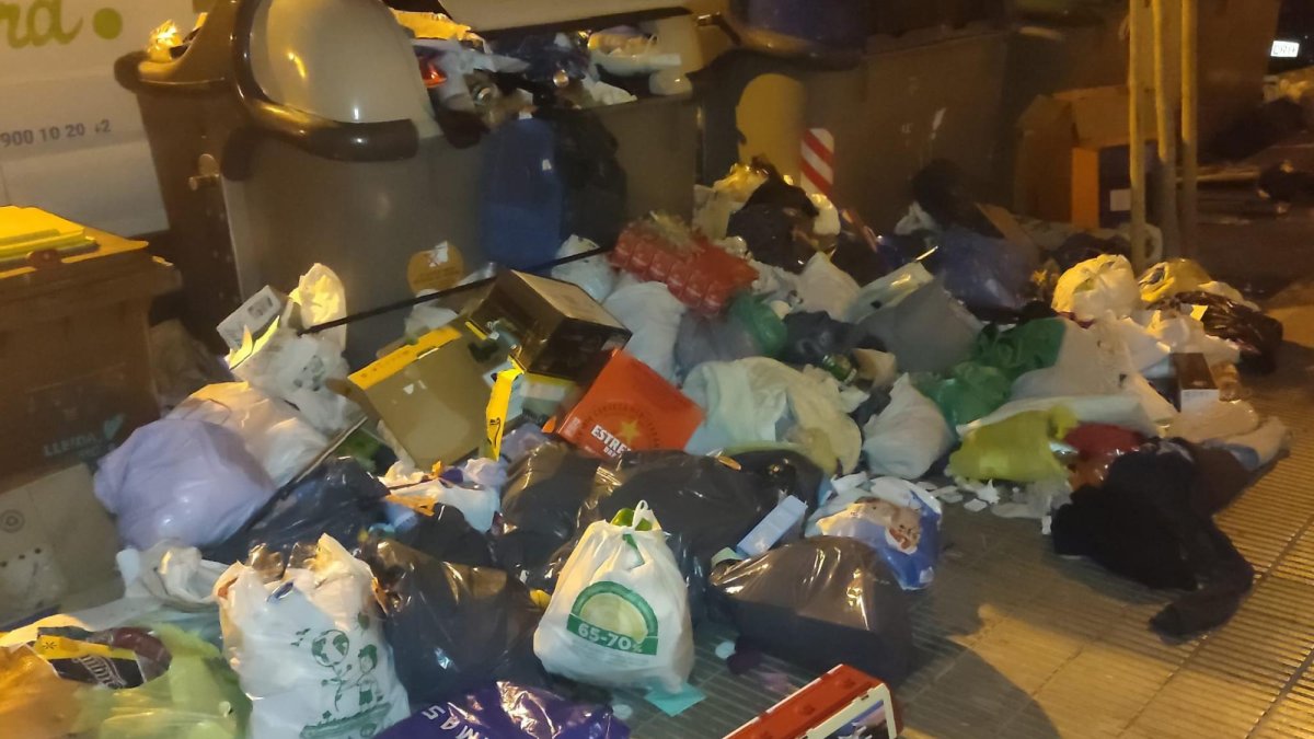 Imatge d’un dels abocadors urbans que han de netejar diàriament els operaris d’Ilnet.