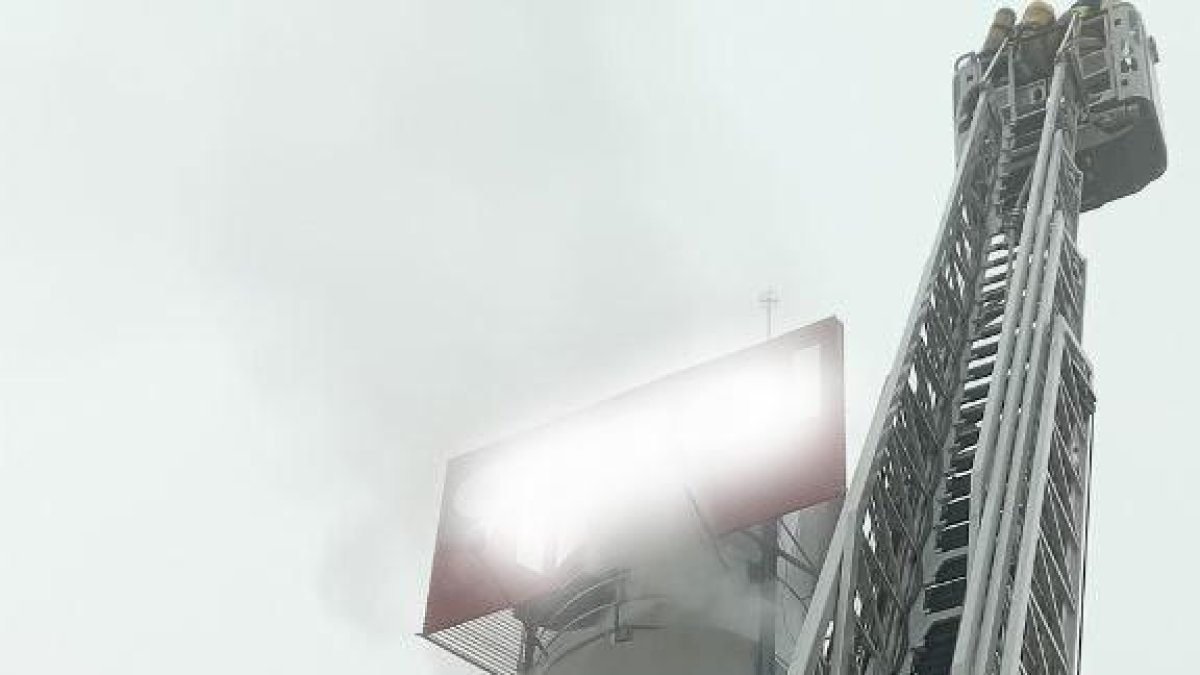 Bomberos trabajando ayer en la extinción del fuego en Golmés. - BOMBERS DE LA GENERALITAT