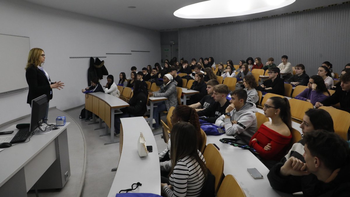 Alumnes de Batxillerat i cicles superiors d’FP ahir en una de les aules del campus de Cappont. - AMADO FORROLLA