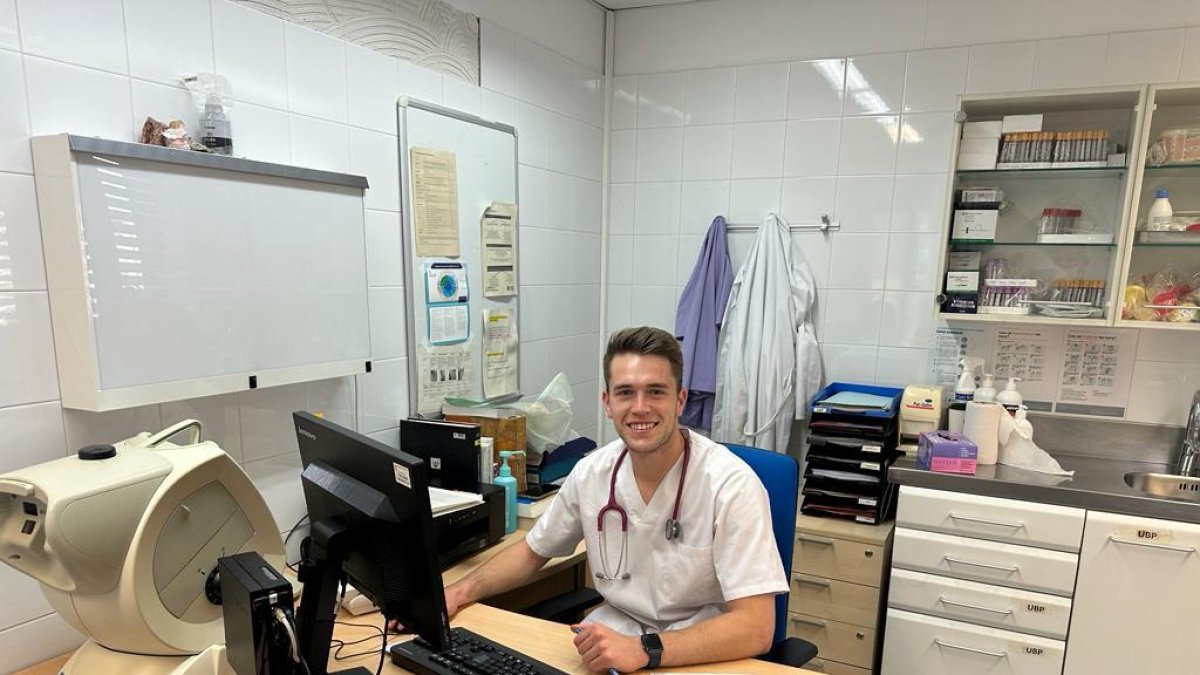 Víctor Vidal vol especialitzar-se en Cirurgia Plàstica a Barcelona. A la dreta, en una foto de la seua etapa com a porter del Lleida Esportiu. - KINGS LEAGUE