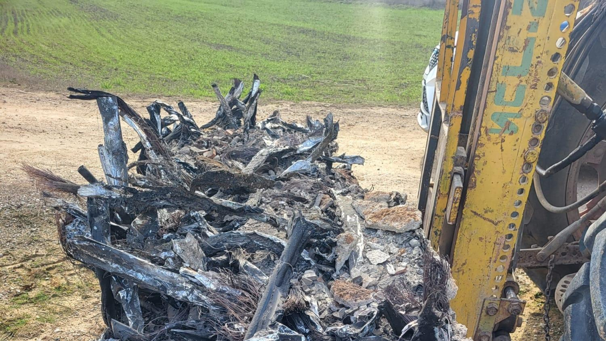 Restos del cobre quemado que el detenido transportó con el vehículo robado.