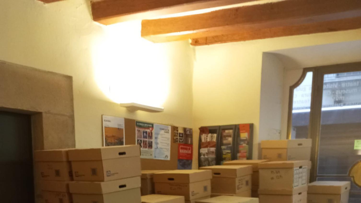 Caixes amb les restes òssies de la necròpolis de Roquetes a l'entrada del Museu de Tàrrega-Urgell abans de ser traslladades a Barcelona.