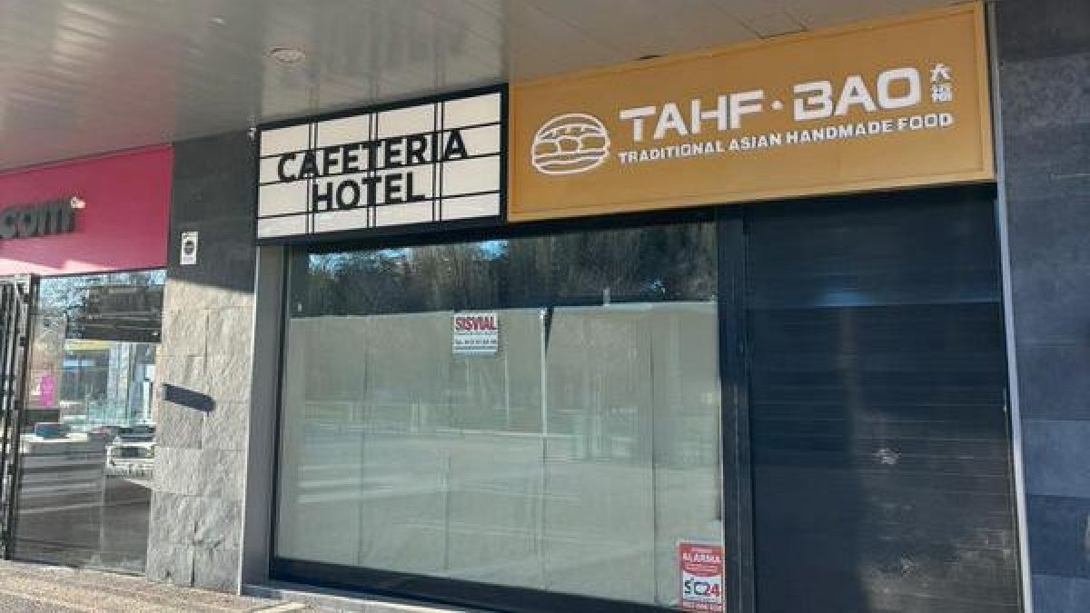 El restaurant asiàtic ha afegit recentment rètols amb les paraules ‘cafeteria’ i ‘hotel’.