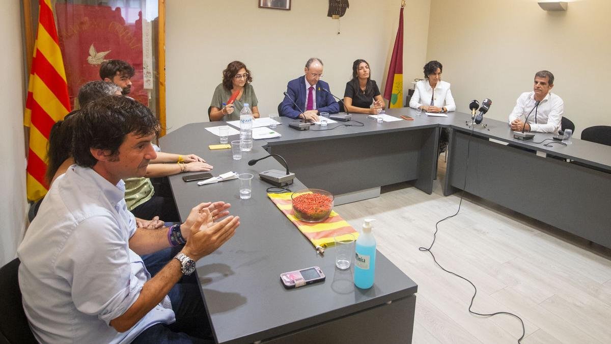 Josep Solsona, en primer pla a l’esquerra, el dia que va assumir l’alcaldia de Puigverd de Lleida. - SEGRE