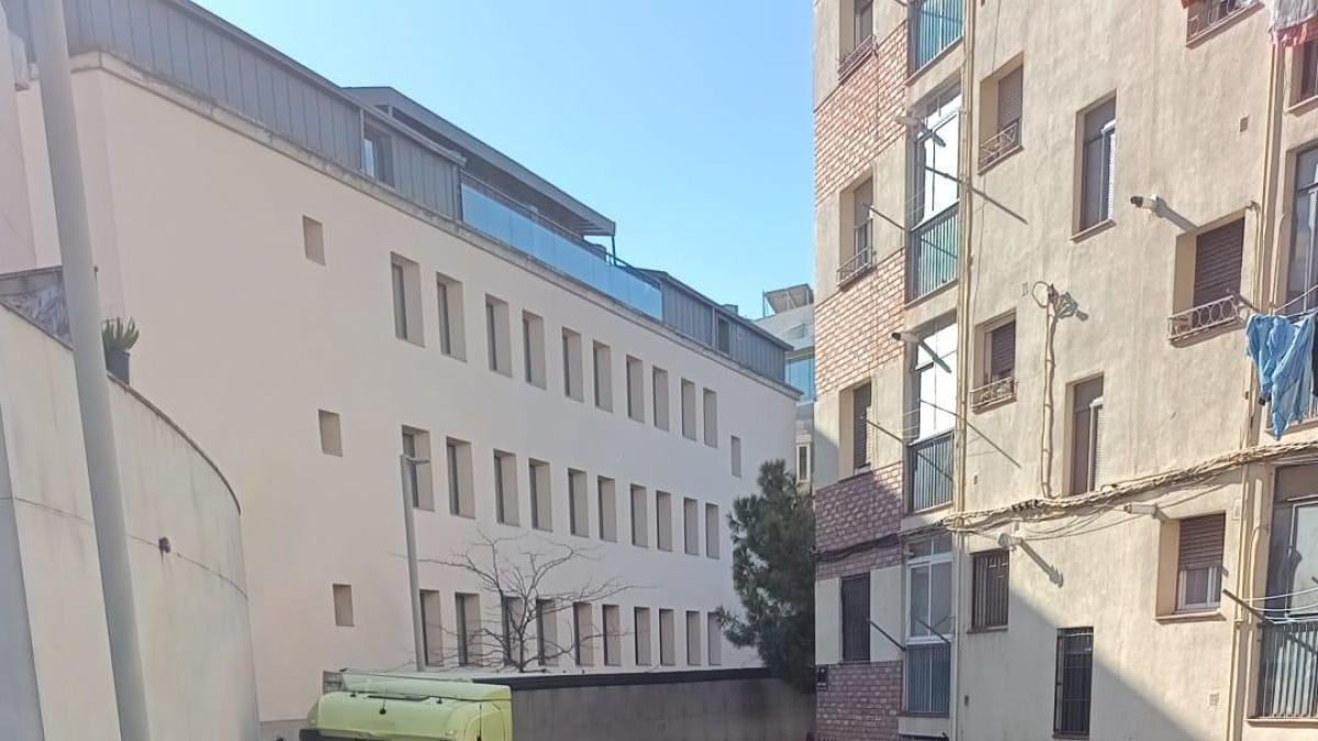 El camión atascado en el giro de la calle Joglar de Segalà.