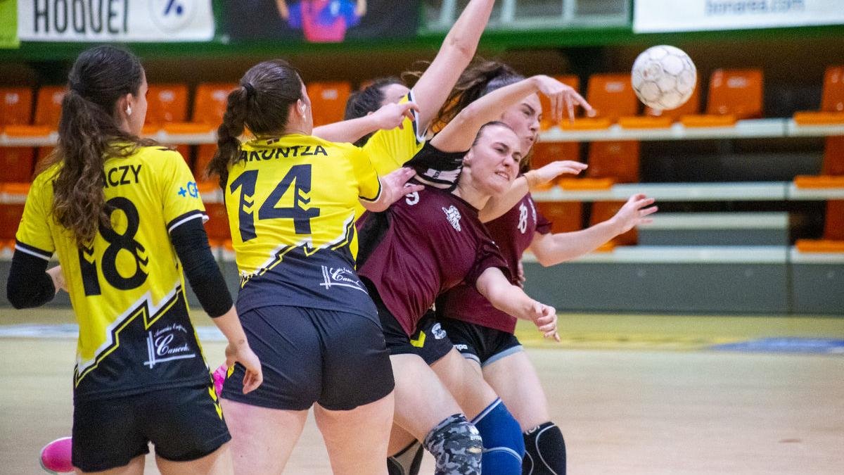 Henar Martínez, del Lleida HC, subjectada de forma agressiva per la visitant Lakuntza. - GERARD HOYAS