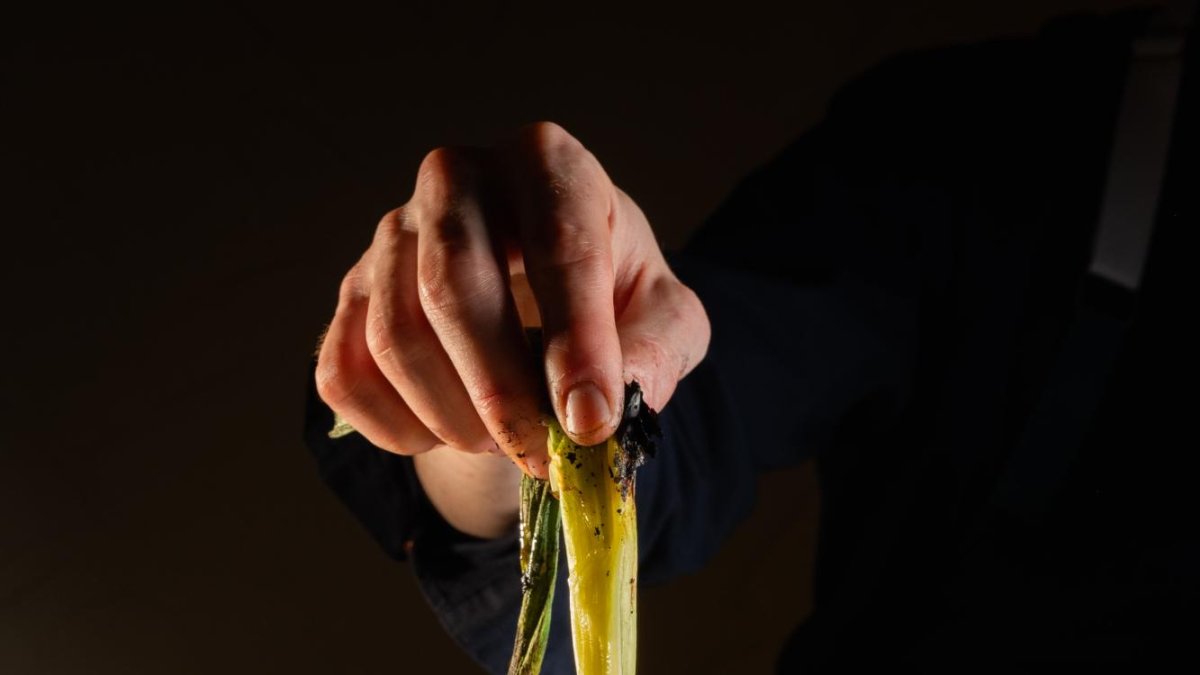 La tradición marca que los calçots se coman de pie.