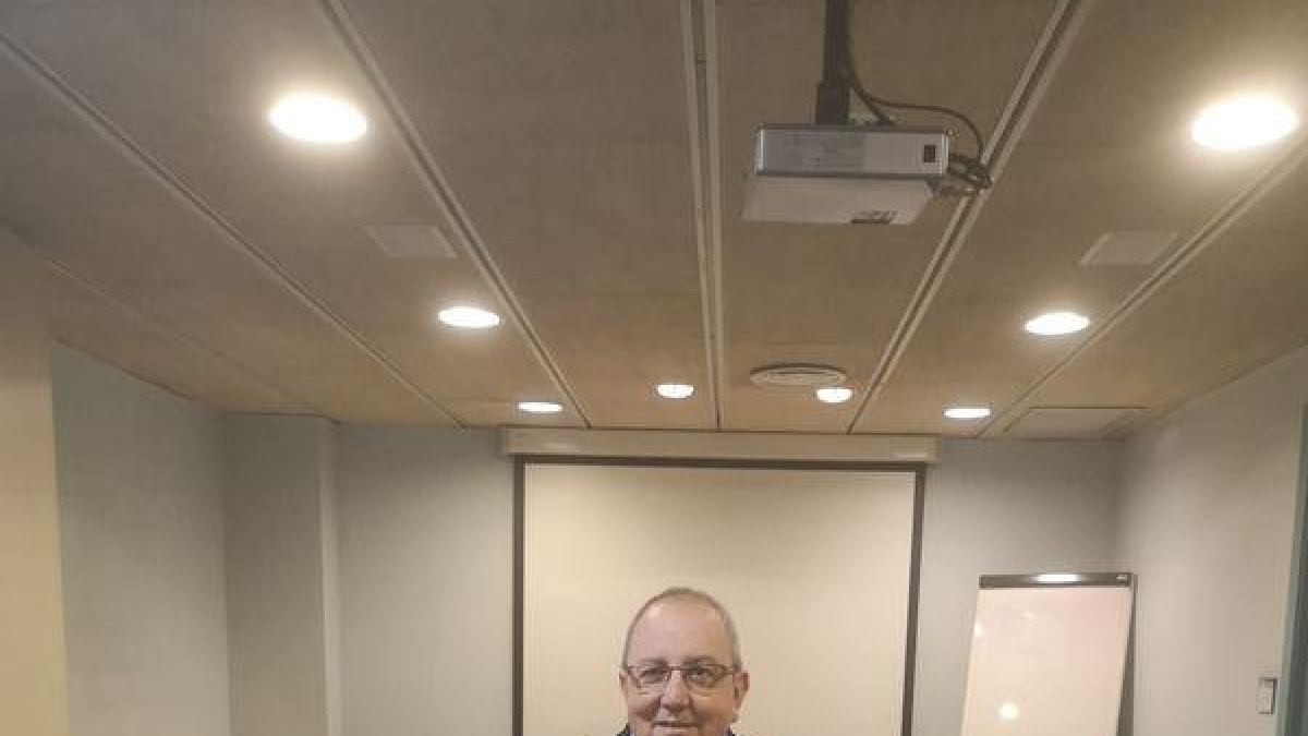 Antoni Gelonch, a les instal·lacions de SEGRE, mostrant el seu llibre. - X.M.R.