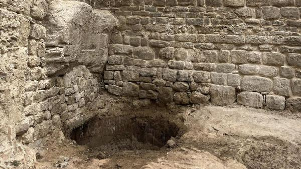 Las obras en un plaza de Montgai descubren una antigua almazara y un silo