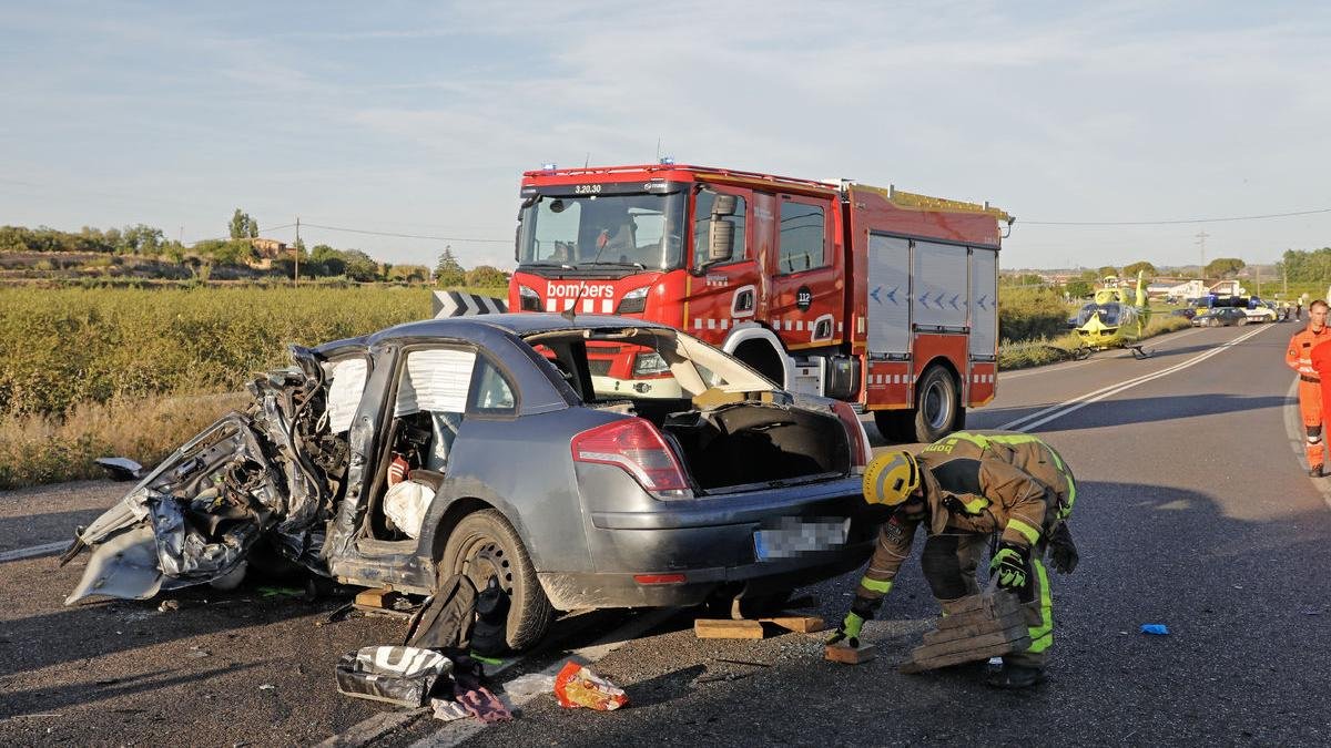 El vehicle en el qual viatjaven els dos homes va quedar fet un garbuix de ferros. - AMADO FORROLLA