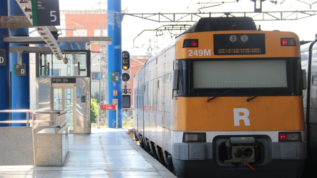Tren de Rodalies de l'RL3 sortint de l'estació de Lleida-Pirineus amb destí a Cervera