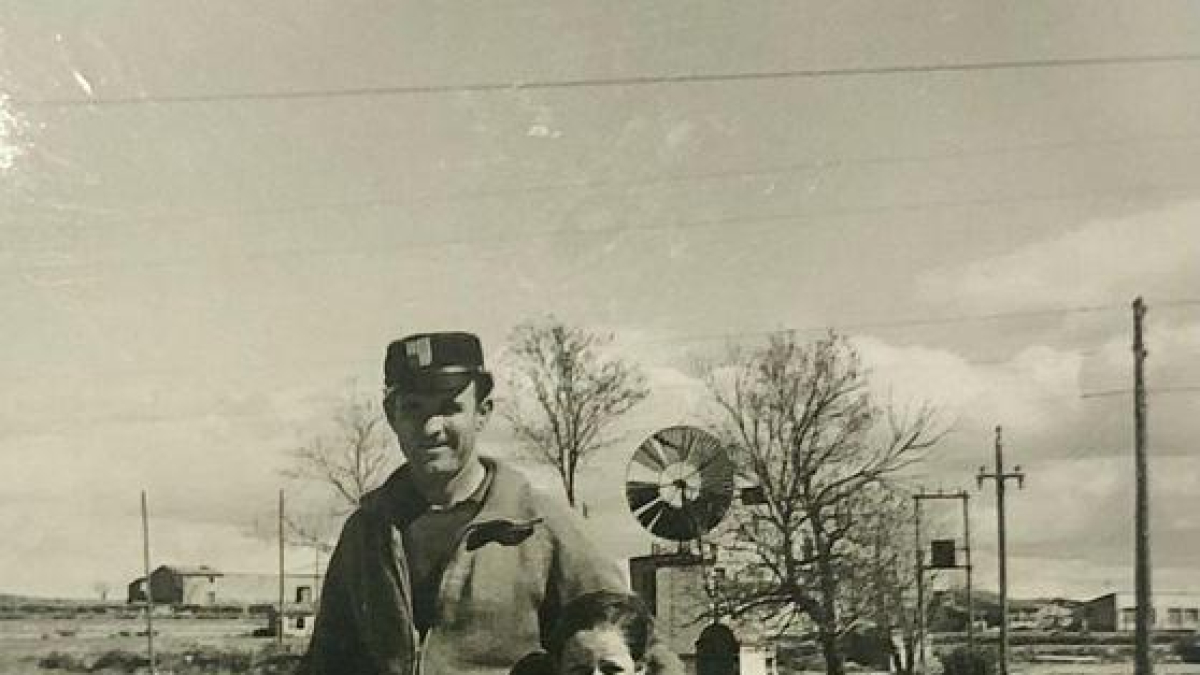 El casiller Josep Villuendas amb els seus dos fills Carme i Jordi en una foto d’arxiu. - ARXIU FAMÍLIA VILLUENDAS