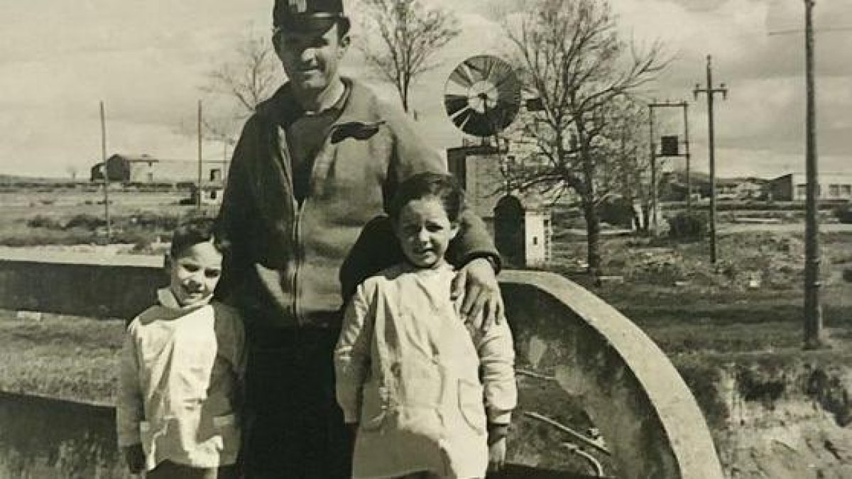 El casiller Josep Villuendas amb els seus dos fills Carme i Jordi en una foto d’arxiu. - ARXIU FAMÍLIA VILLUENDAS