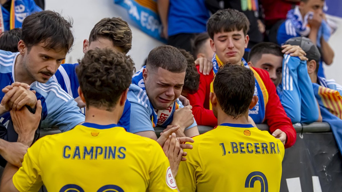 Campins i Becerra s’atansen a saludar els aficionats del Lleida, alguns d’ells plorant al quedar-se sense ascens.