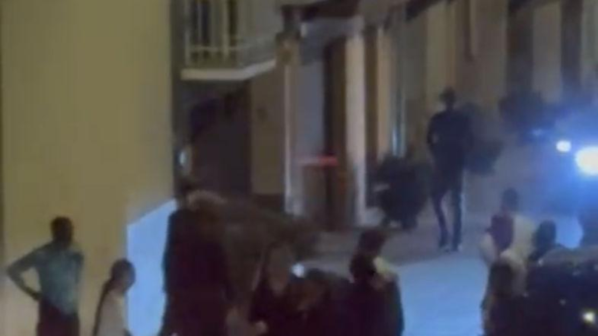 La baralla, ja al carrer.