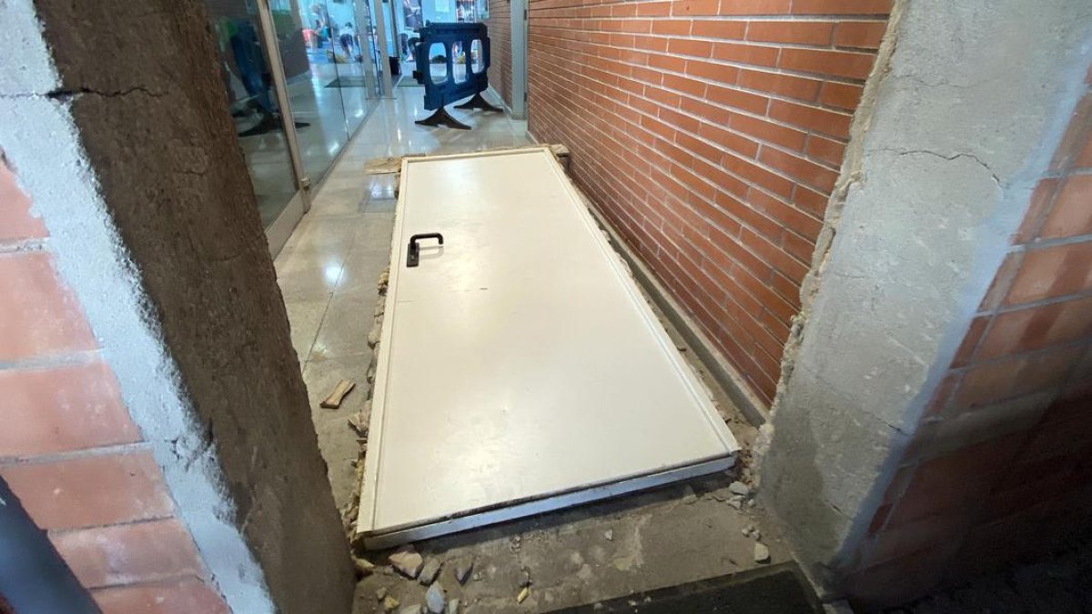 Imatge d’una de les portes destrossades de l’equipament. - X. SANTESMASSES