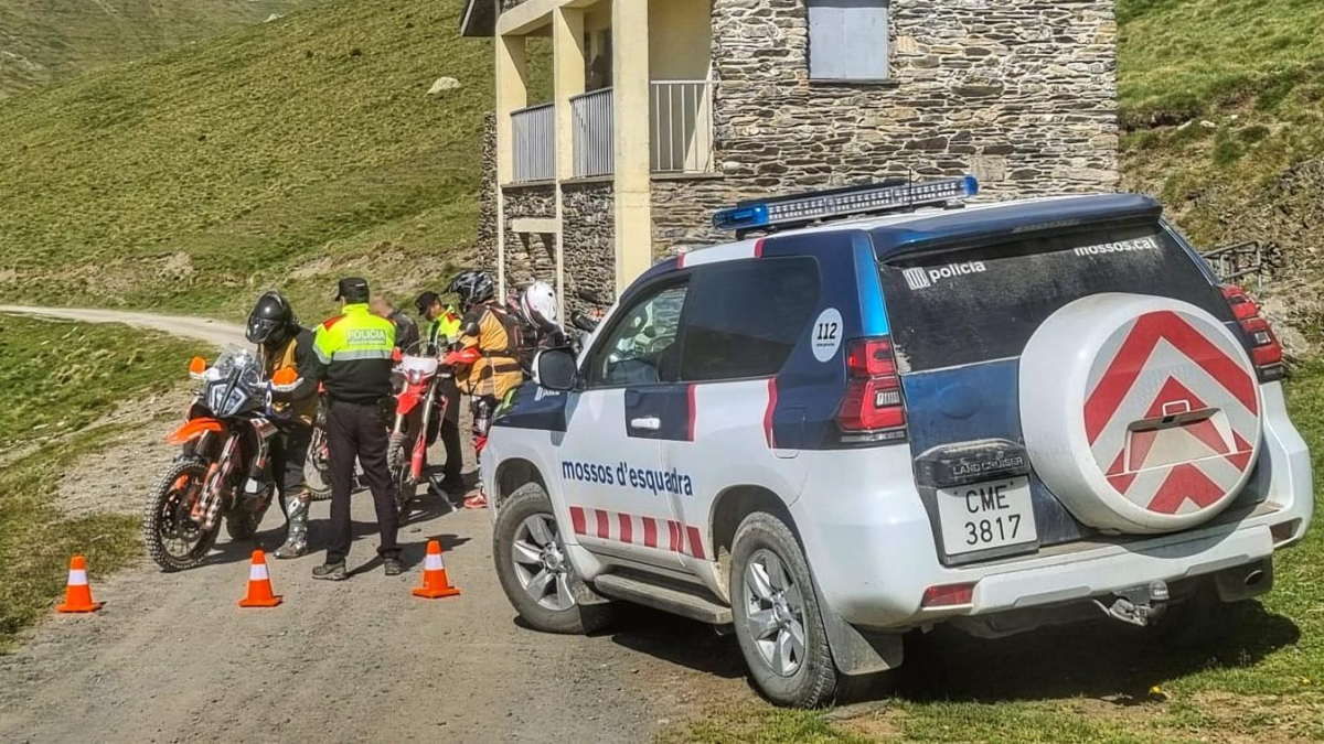 Denunciada una empresa de rutes amb moto per circular per Aigüestortes