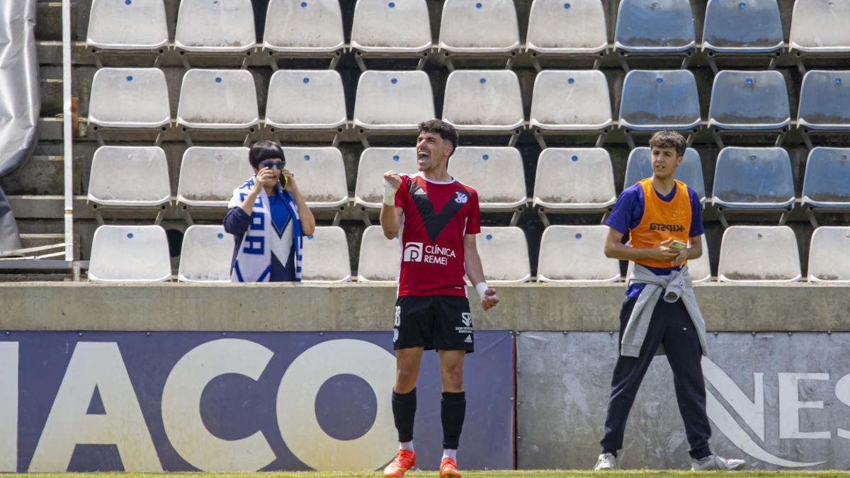 Adri Gené celebra el gol que dio el triunfo al Europa en Lleida. - JORDI ECHEVARRIA
