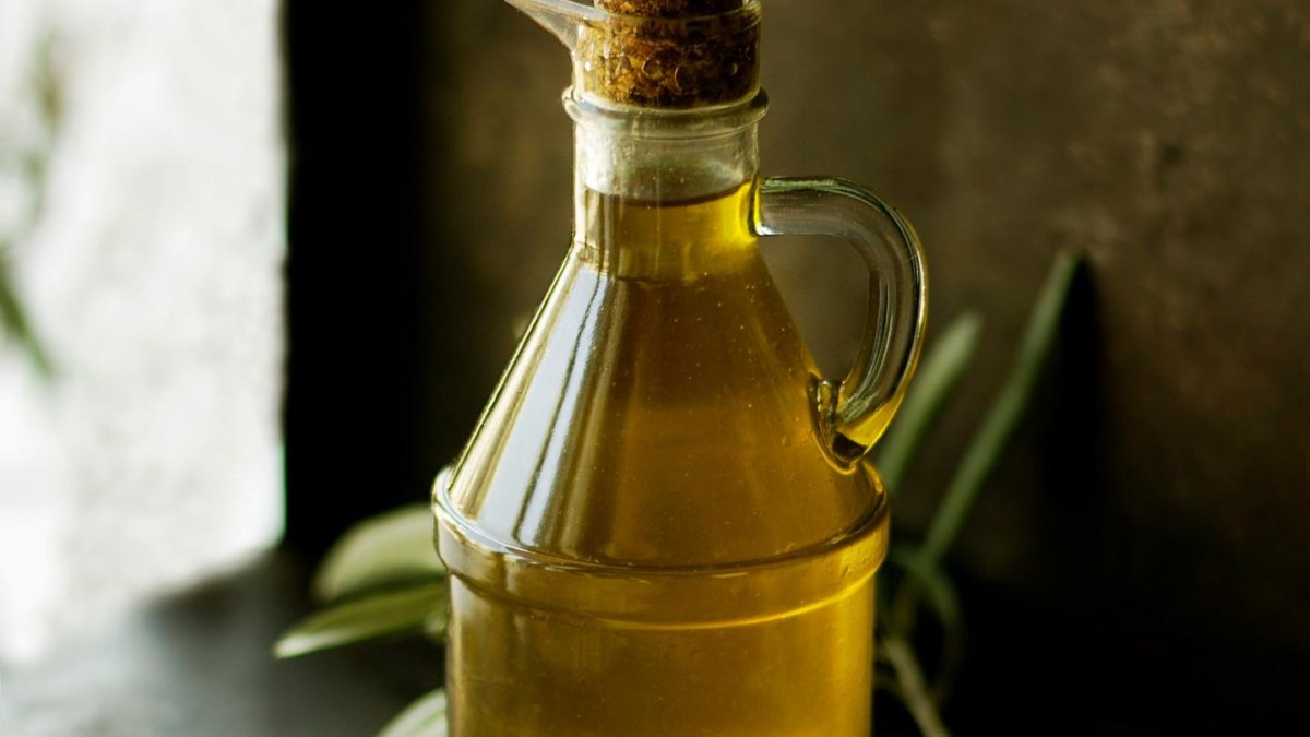 Imagen de archivo de una botella de aceite de oliva.