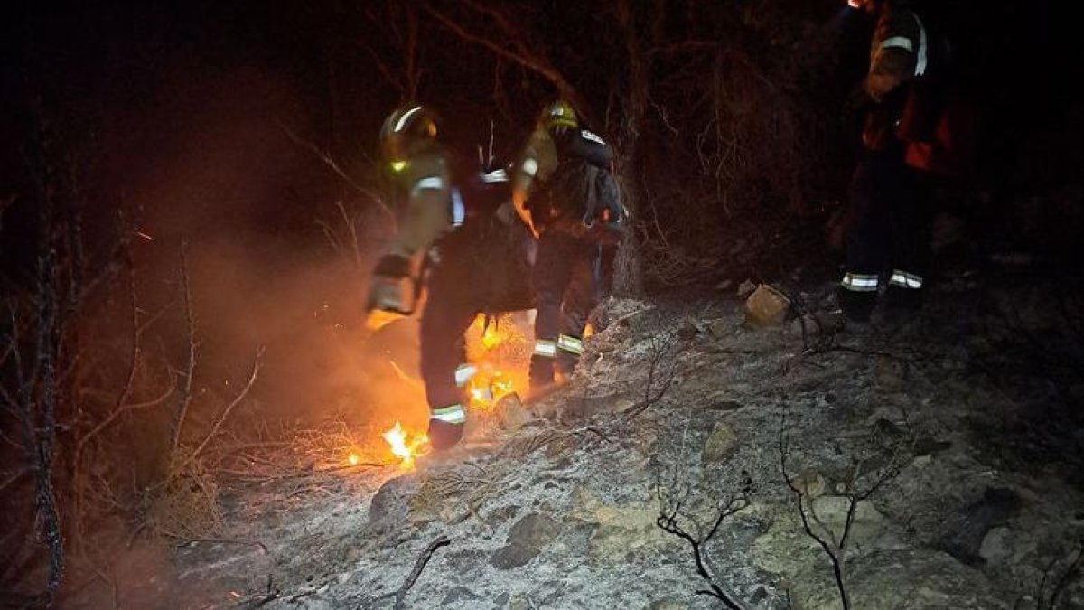 Bomberos de la Generalitat trabajando en el fuego el jueves por la noche. - BOMBERS