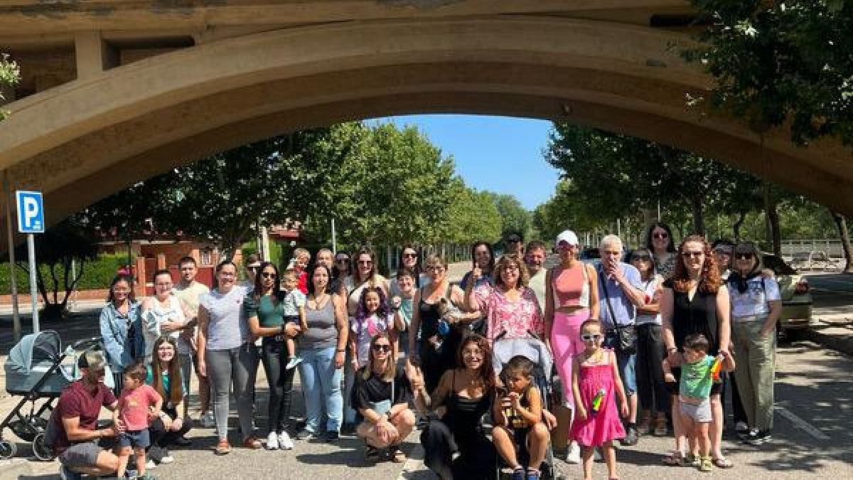 Diverses desenes de famílies va participar en la protesta diumenge.