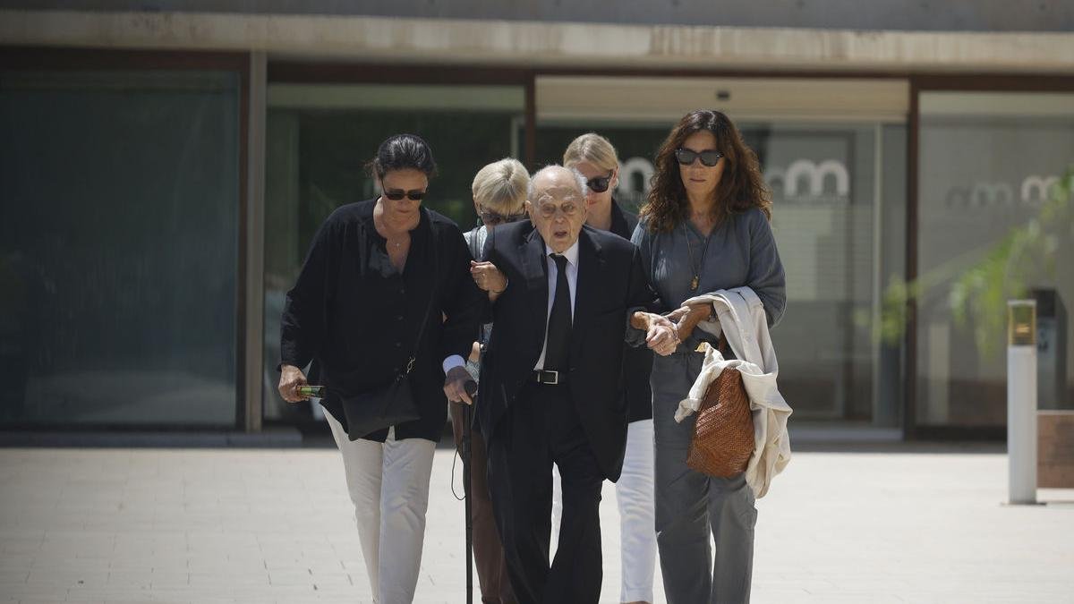 El expresidente de la Generalitat Jordi Pujol, ayer saliendo de la capilla ardiente de su esposa. - EUROPA PRESS