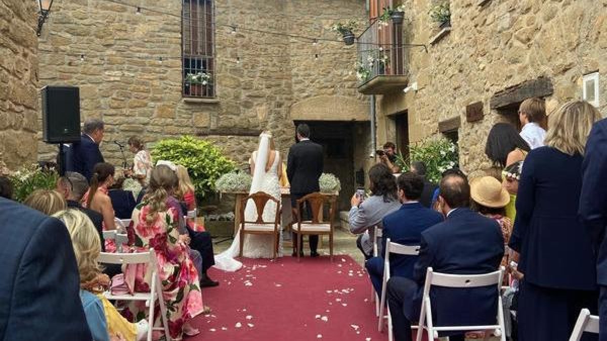 L’enllaç es va celebrar davant de la petita església de Sant Pere Màrtir dissabte passat.