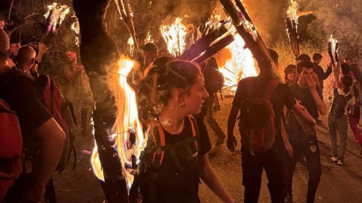 Niños y adultos disfrutaron de la fiesta del fuego en Erill la Vall.
