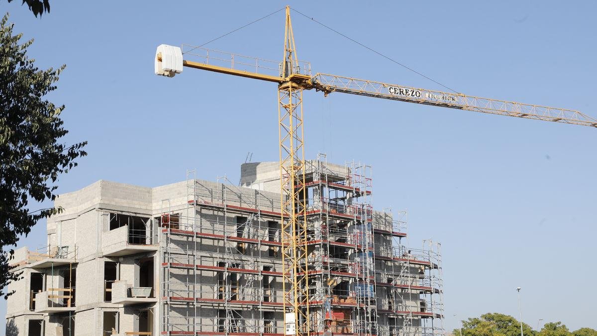 Imatge d’arxiu de pisos en construcció a Lleida.