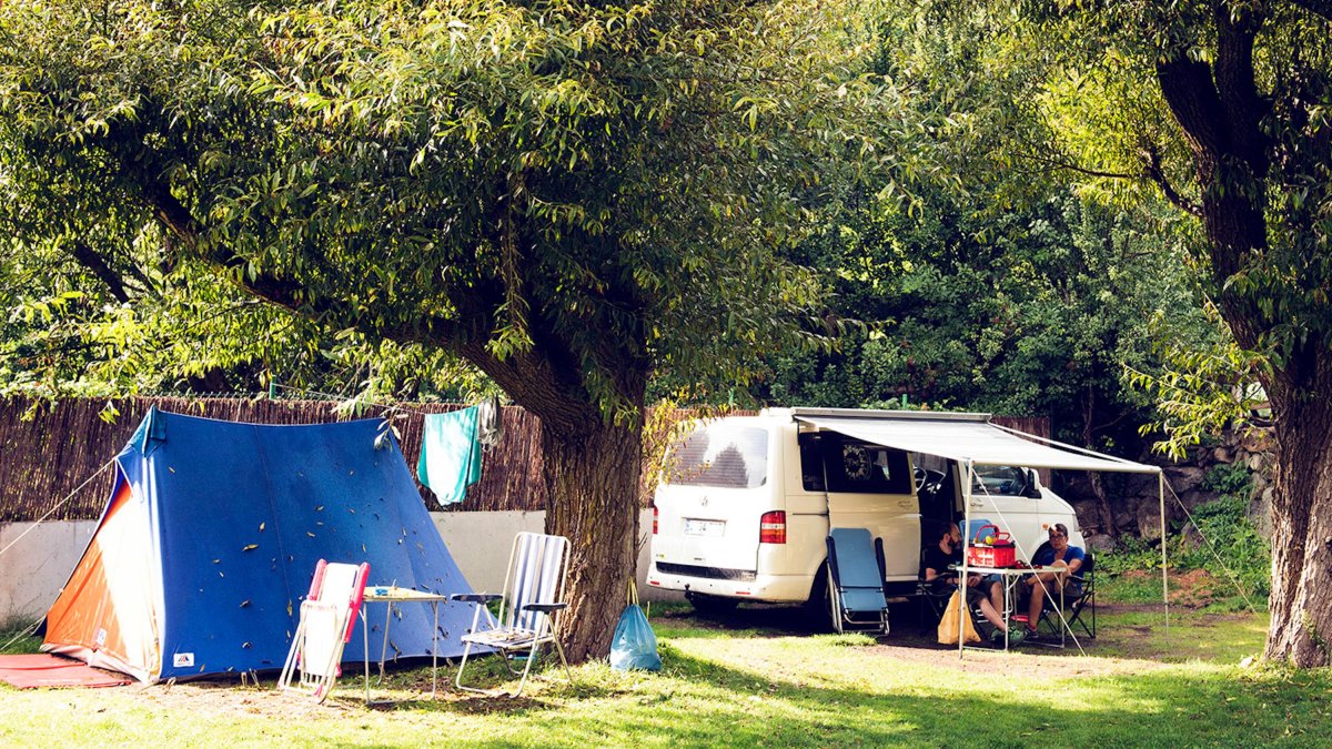 Imatge d'uns campistes allotjats en un càmping lleidatà durant aquest estiu.