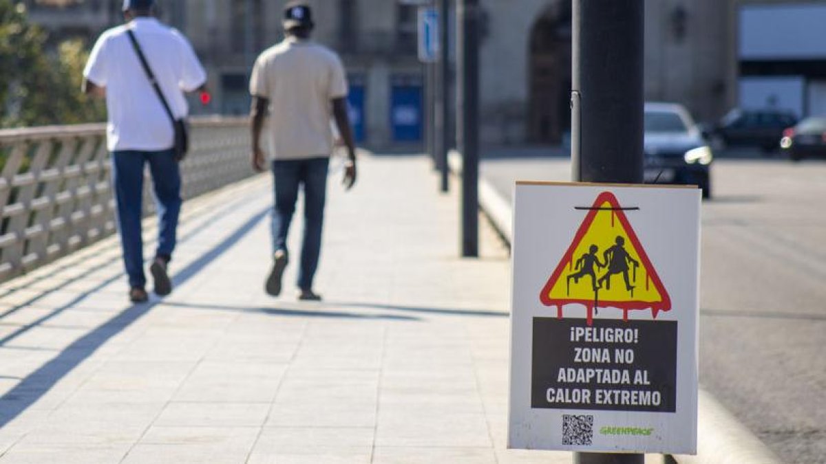 Cartells de Greenpeace per la calor al pont Vell de Lleida. - GERARD HOYAS