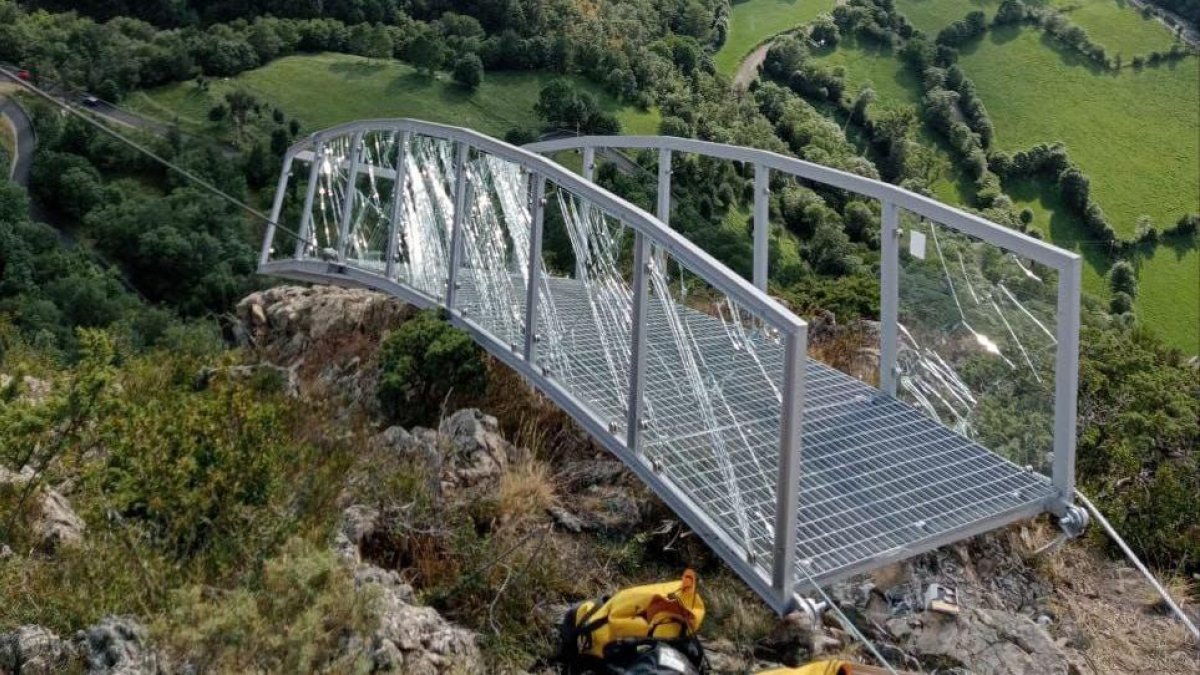 La plataforma, que debía ser el mirador, tras desplomarse en la zona de la tragedia.