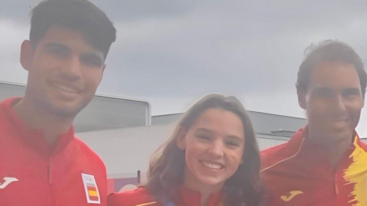 La nadadora lleidatana Emma Carrasco amb els tenistes Carlos Alcaraz i Rafa Nadal.