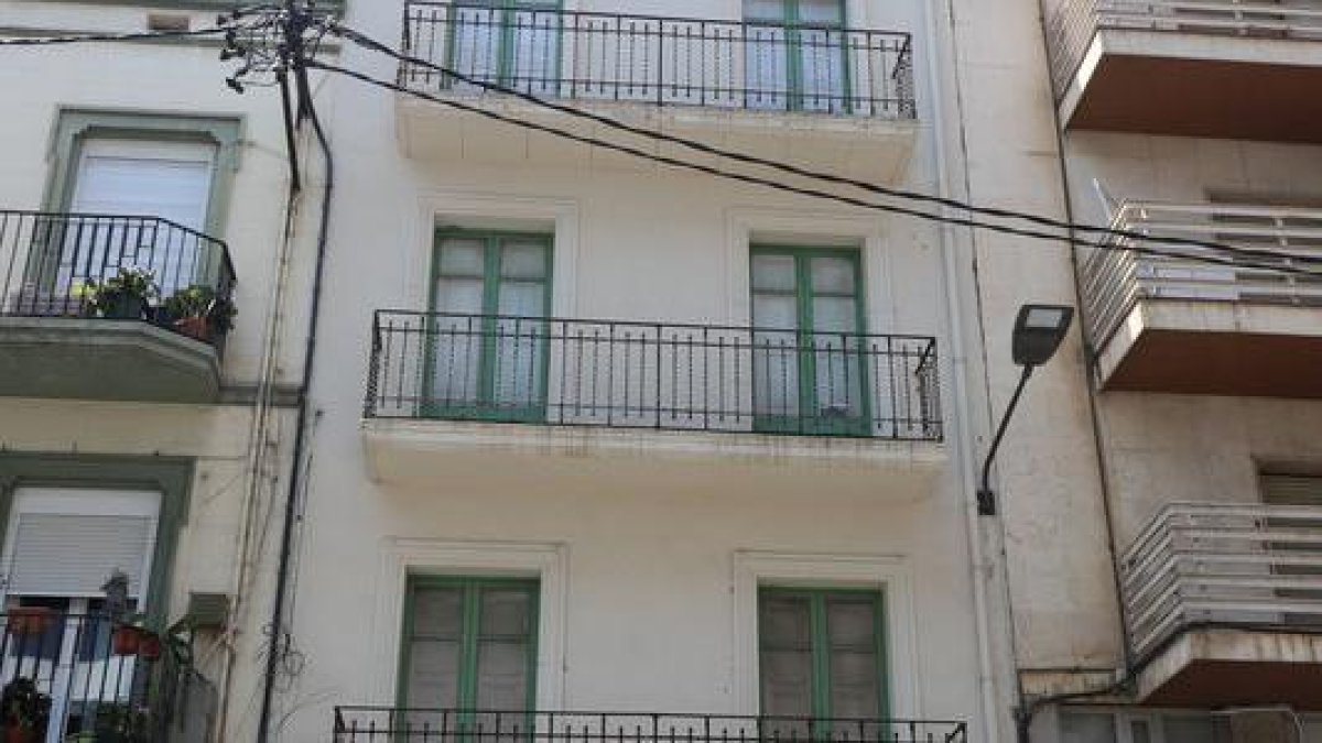 Un edificio de Lleida sin inquilinos, en venta en una web.. - MAGDALENA ALTISENT