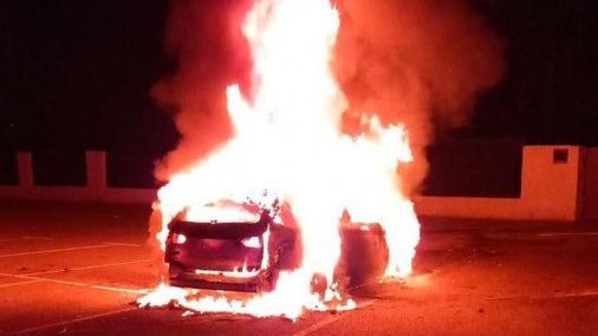 El vehicle, en flames al pàrquing de La Fonda del Nastasi.