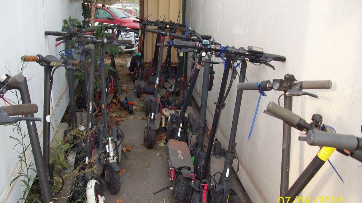 Algunos de los patinetes eléctricos abandonados en el depósito de vehículos. - AJUNTAMENT DE LLEIDA