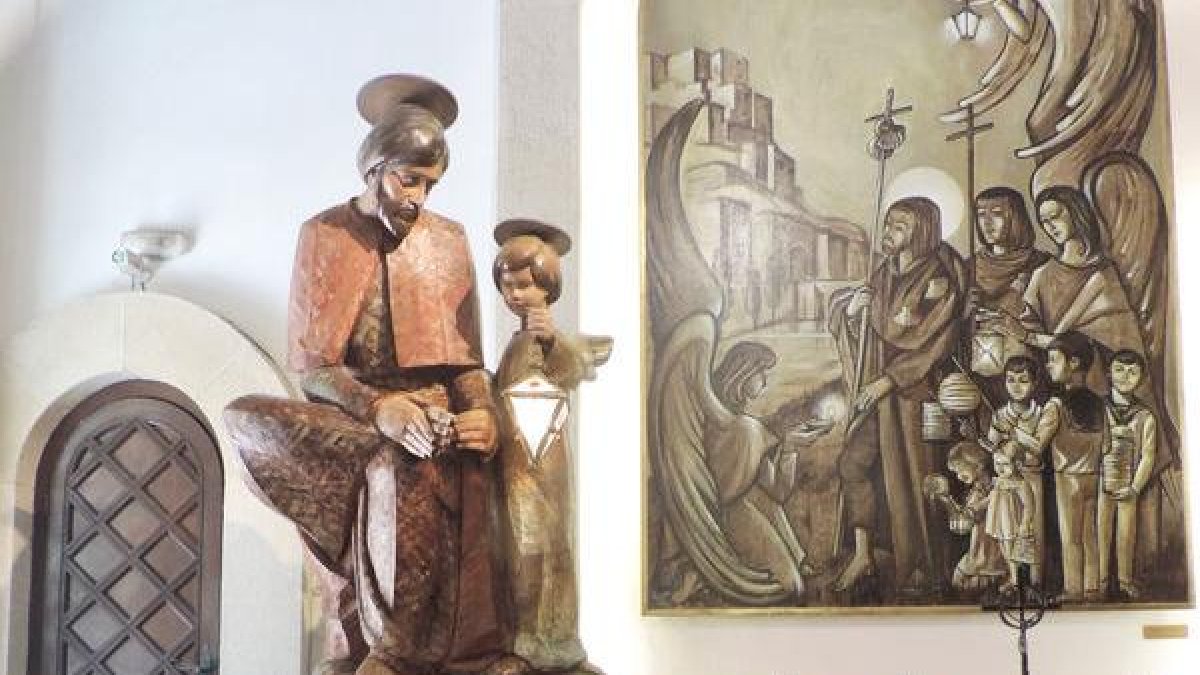 Peu del Romeu. Situada a la confluència entre els carrers Major i Cavallers, és una capella dedicada a sant Jaume. - SEGRE