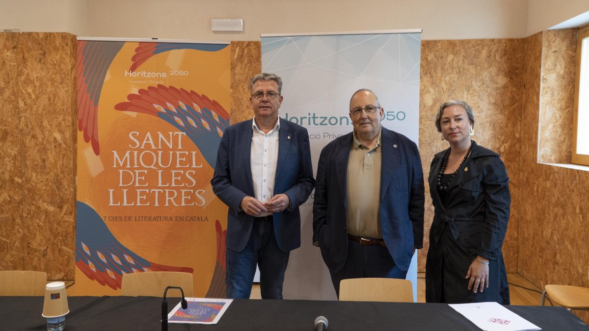 Joan Talarn, president de la Diputació de Lleida, Antoni Gelonch, president de la Fundació Horitzons 2050 i Pilar Bosch, regidora de cultura de la Paeria.