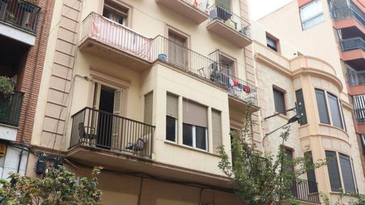 Fachada del número 40 de Pi i Margall, donde había 20 personas. - MAGDALENA ALTISENT