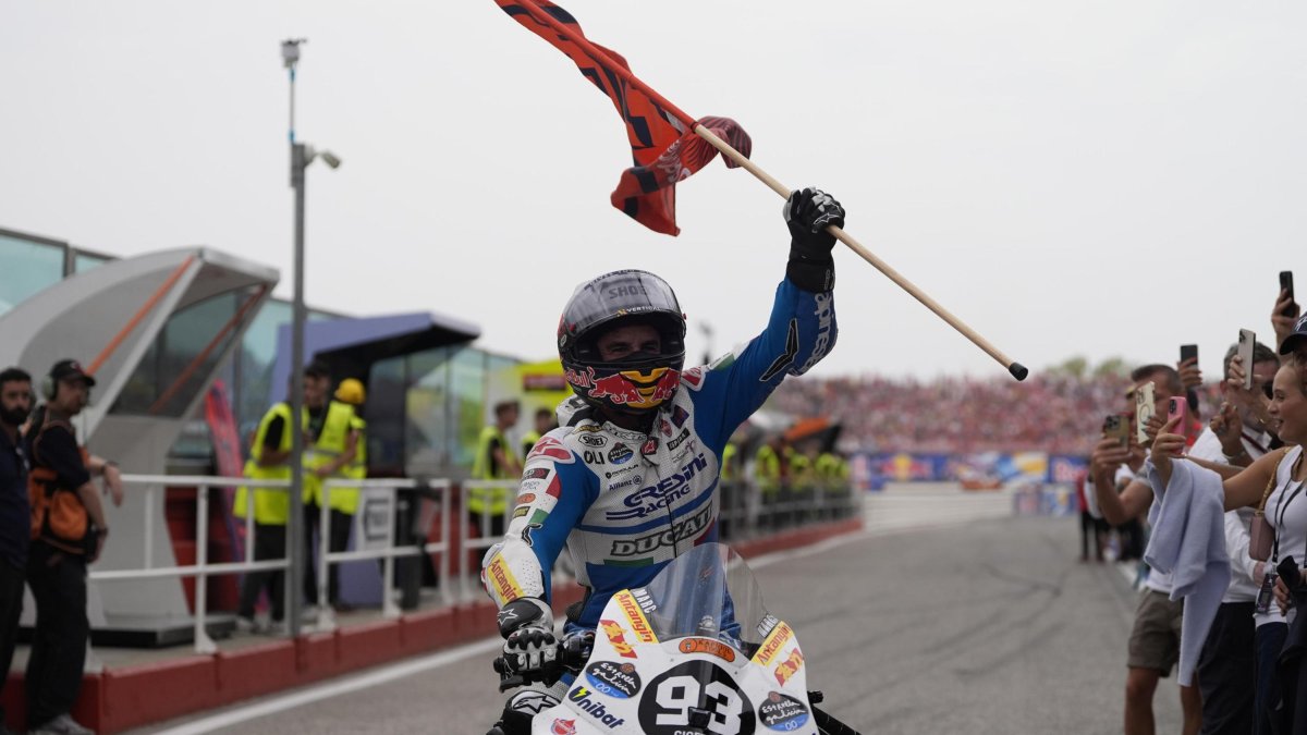 El piloto de Cervera Marc Márquez (Gresini Racing MotoGP) celebra la victoria del Gran Premio de Motociclismo de San Marino.