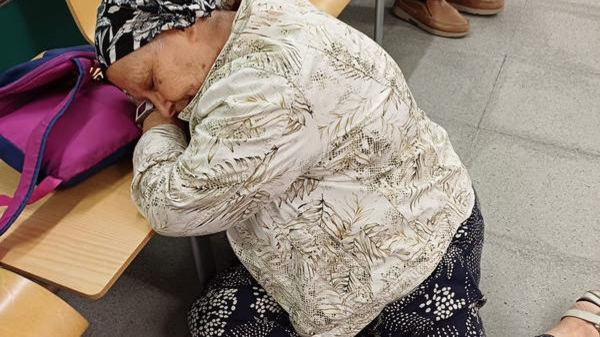 La paciente escenifica su desesperación en la sala de espera.