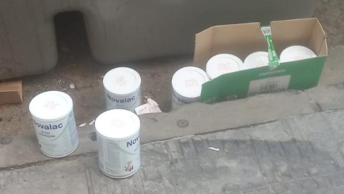 Botes llenos en la calle.