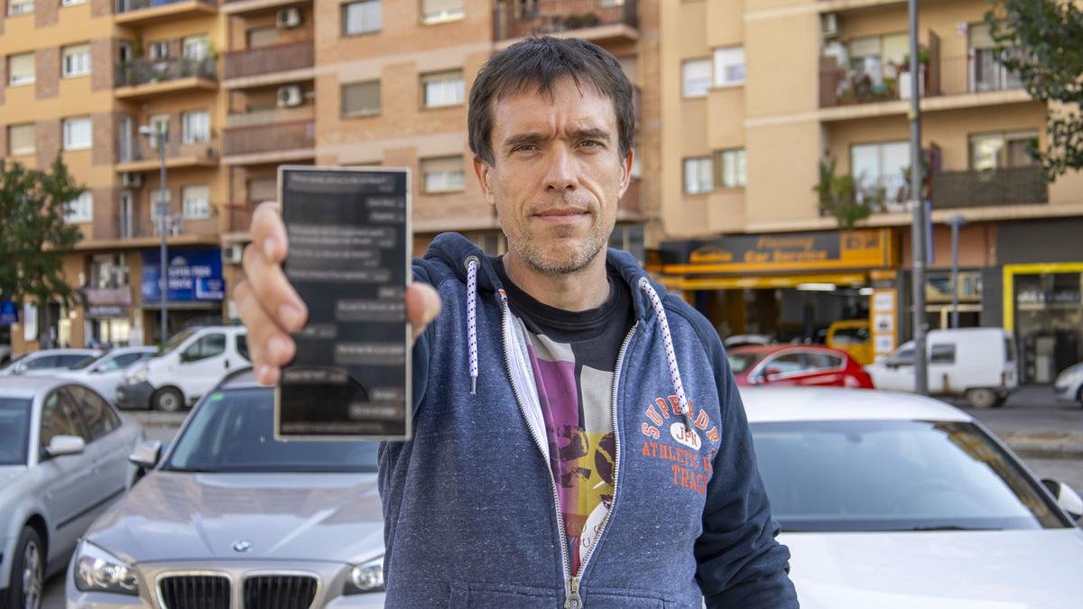 Joel, ayer en Lleida, con una de las capturas que enviaron los estafadores al suplantar su cuenta. - JORDI ECHEVARRIA